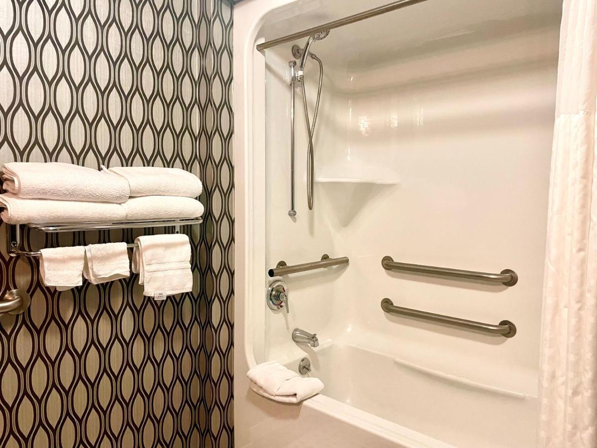 Park Manor Hotel Clifton Park Exterior foto A shower with grab bars
