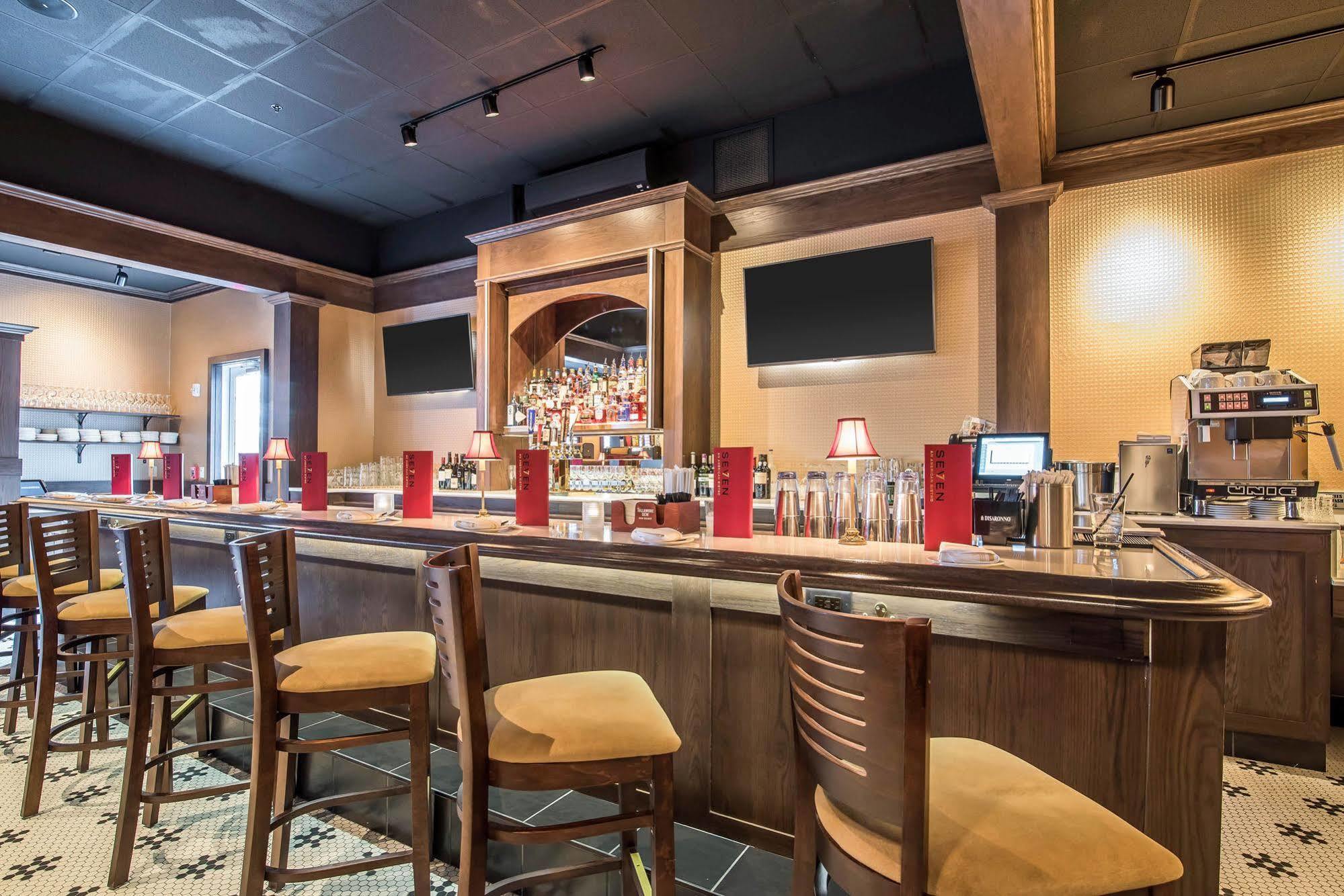 Park Manor Hotel Clifton Park Exterior foto The bar at the restaurant