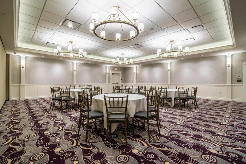 Park Manor Hotel Clifton Park Exterior foto The ballroom at the 2010 Convention Center